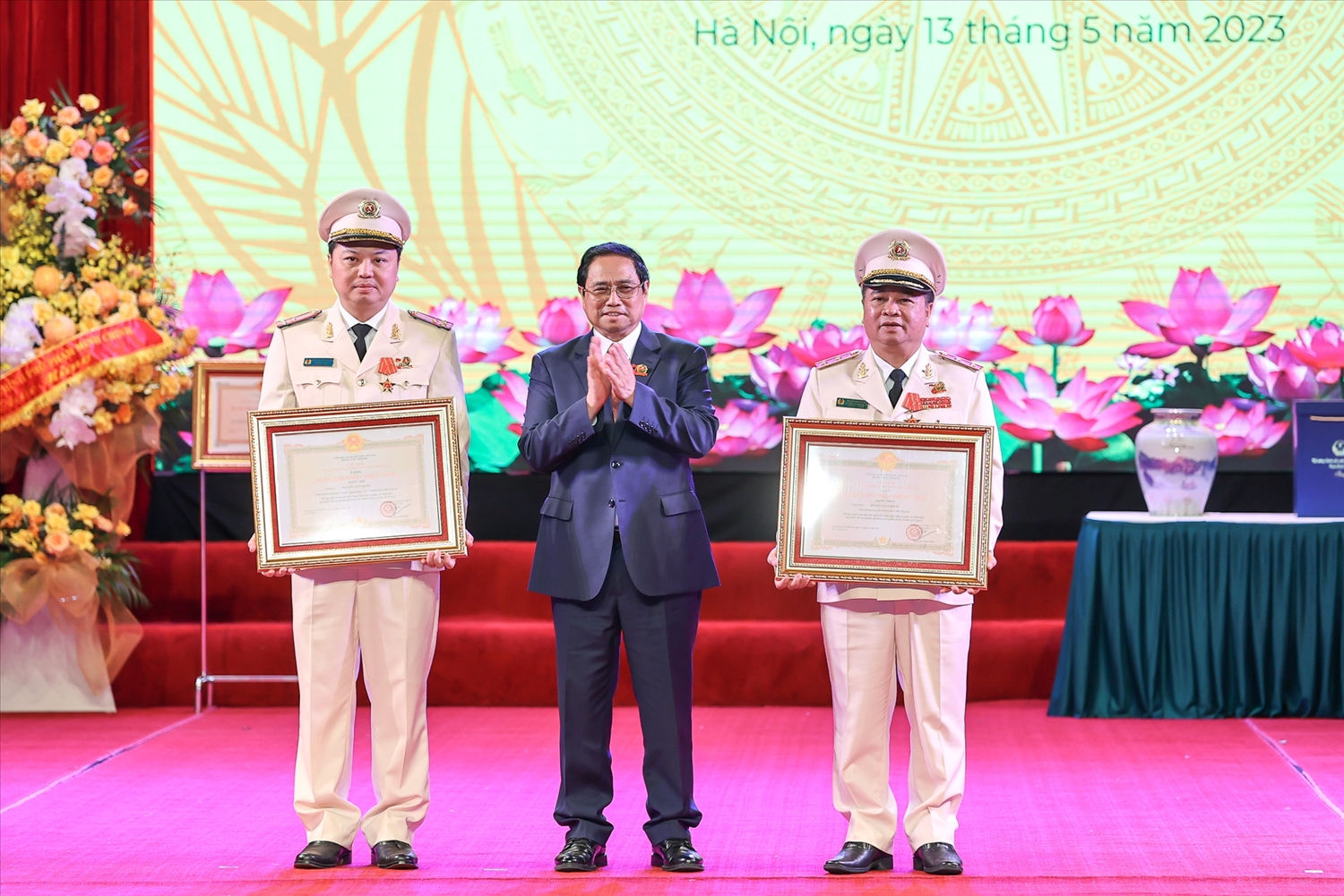 Thủ tướng trao Huân chương Chiến công hạng Nhất, hạng Nhì cho lãnh đạo Cục An ninh kinh tế, Bộ Công an - Ảnh: VGP/Nhật Bắc Thủ tướng trao Huân chương Chiến công hạng Nhất, hạng Nhì cho lãnh đạo Cục An ninh kinh tế, Bộ Công an - Ảnh: VGP/Nhật Bắc