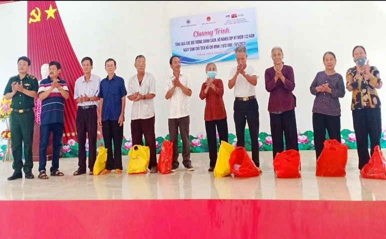Đại diện Đồn Biên phòng Yok M’bre và các đơn vị trao tặng quà cho các gia đình chính sách, gia đình có hoàn cảnh đặc biệt khó khăn