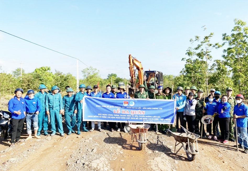 Đồn Biên phòng Ea H’Leo phối hợp với các đơn vị tu sửa tuyến đường liên xã