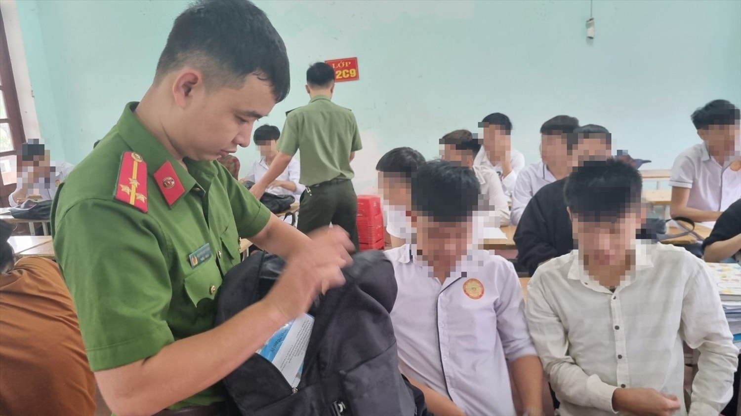 Thanh Hóa: Phát hiện hàng trăm học sinh mang theo hung khí đi học