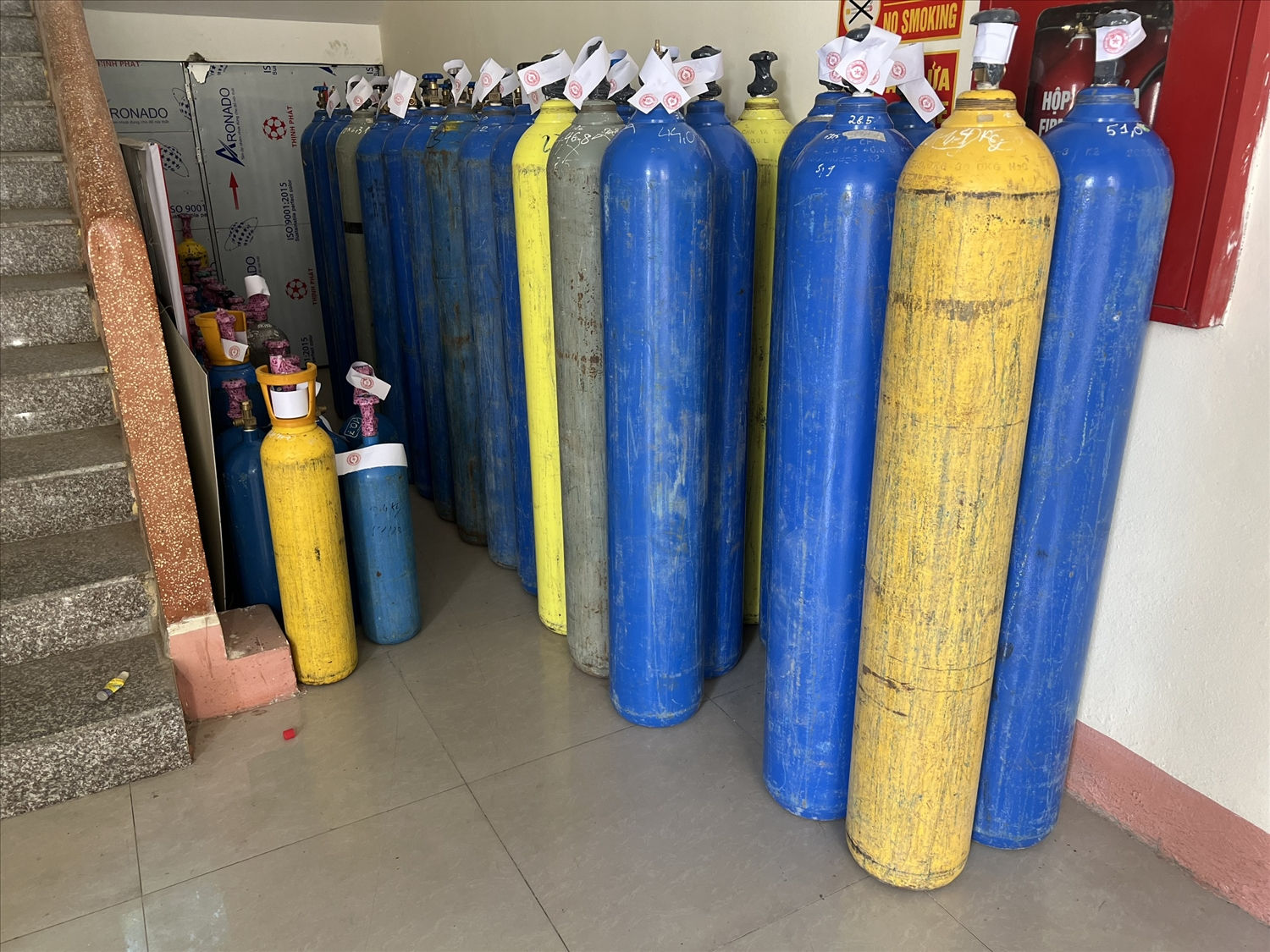 Thu giữ gần 50 bình khí cười tại thành phố Lào Cai 