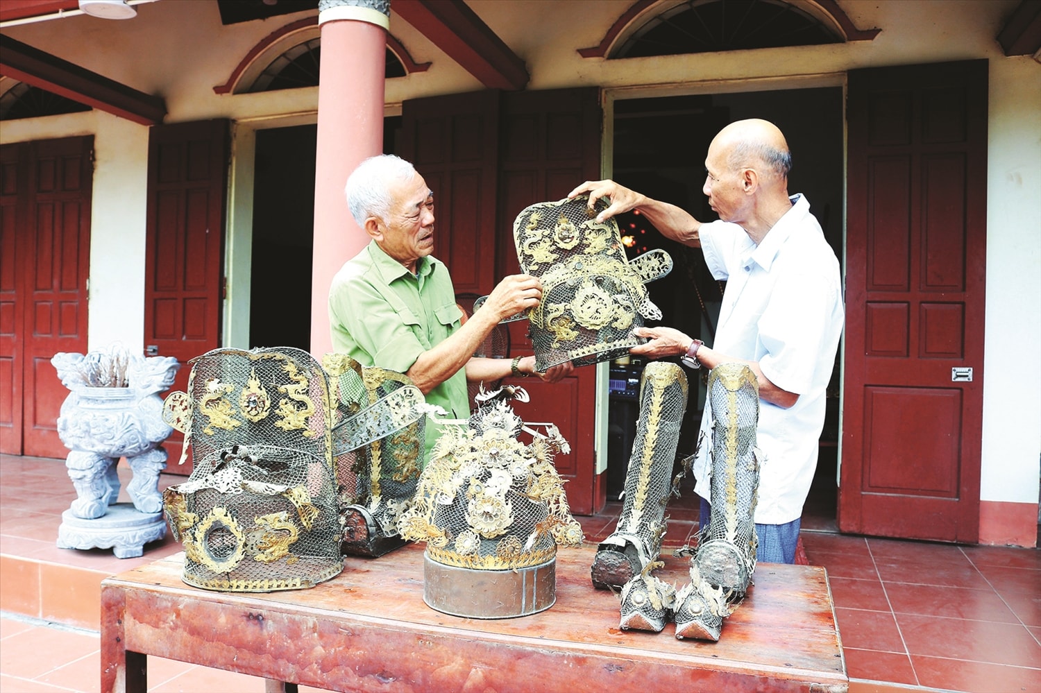  Nhiều năm trước, do ngôi Đình Hương Cốc bị xuống cấp, dột nát nên nhiều cổ vật được lưu giữ  trong đình cũng bị hư hại nặng.  (Trong ảnh: Mũ và hia thờ Uy Linh lang thần tại Đình Hương Cốc (xã Hạ Giáp, huyện Phù Ninh) bị hư hỏng, rách nát...)
