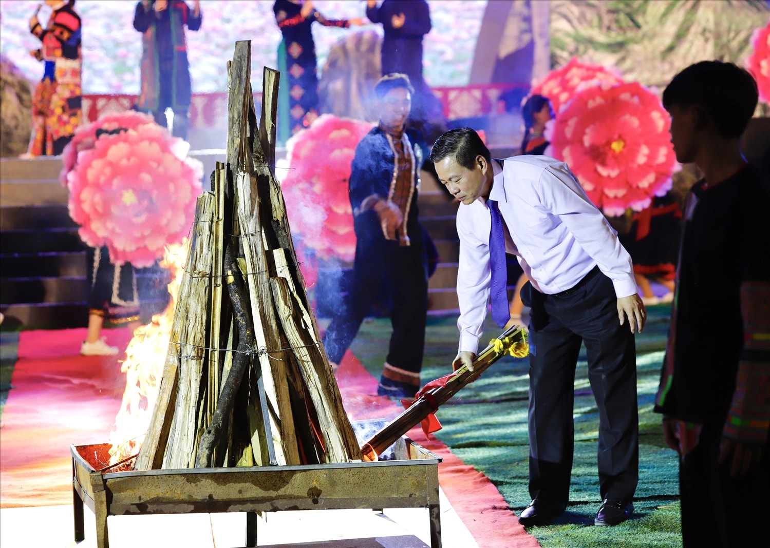 Kết thúc Lễ khai mạc, Chủ tịch UBND tỉnh Hà Giang Nguyễn Văn Sơn đã thắp đuốc và cùng Nhân dân, đồng bào các dân tộc huyện Mèo Vạc múa điệu xòe Kết đoàn