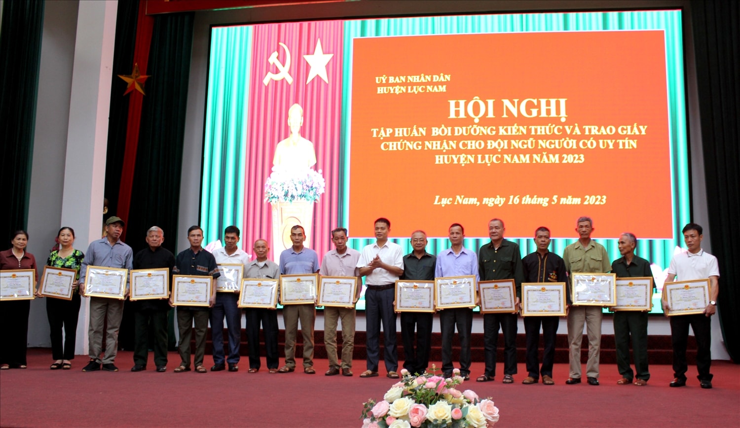 Phó Trưởng Ban Dân tộc tỉnh Bắc Giang Lê Bá Xuyên trao Giấy chứng nhận của Chủ tịch UBND tỉnh cho Người có uy tín