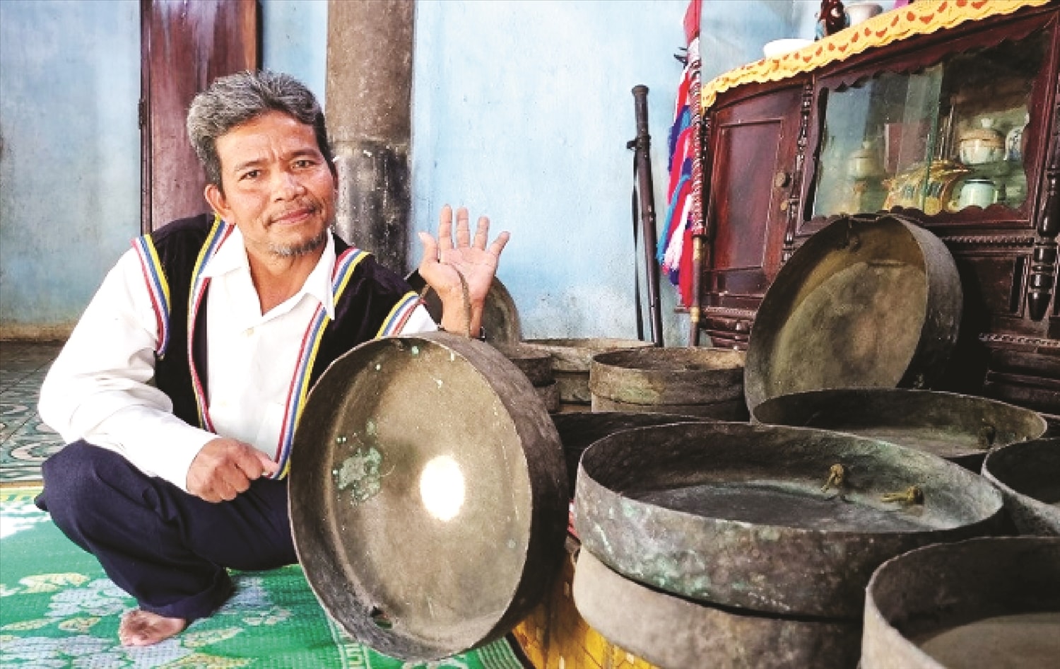 Ông Hồ Văn Nam được dân làng Tà Vót yêu quý bởi có những đóng góp trong việc giữ gìn và bảo tồn văn hóa cồng chiêng. Ông Hồ Văn Nam được dân làng Tà Vót yêu quý bởi có những đóng góp trong việc giữ gìn và bảo tồn văn hóa cồng chiêng.