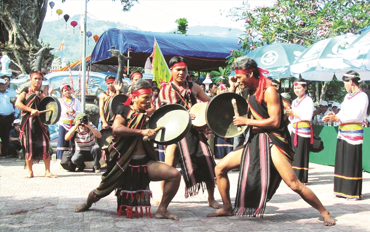 Nhịp chiêng làng Tà Vót