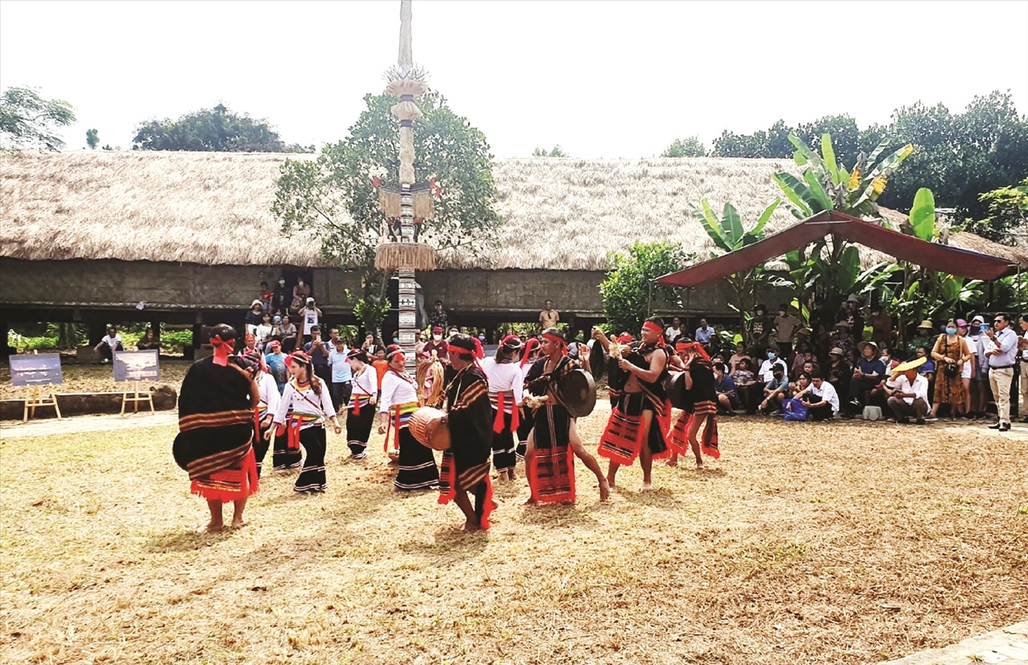 Vũ điệu dân gian của người Co làng Tà Vót. Vũ điệu dân gian của người Co làng Tà Vót.