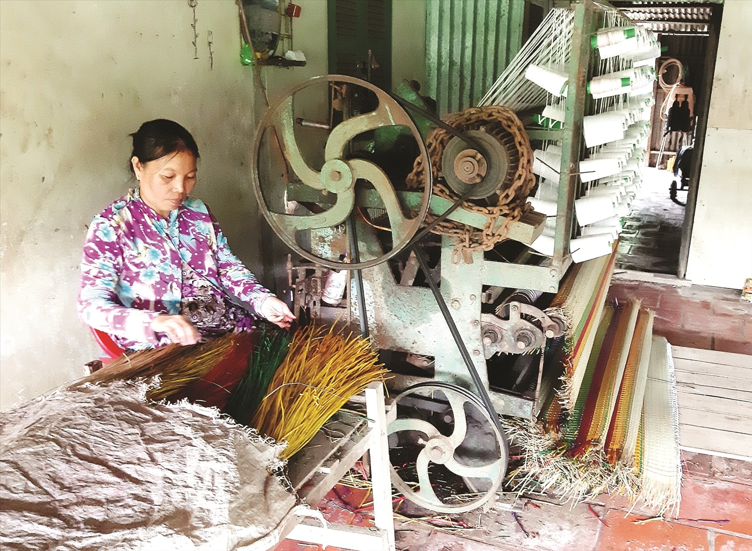 Chị Danh Kim Ánh, ấp Chợ (xã Hàm Tân) sử dụng máy dệt chiếu, nâng cao năng suất lao động, tăng thu nhập. Chị Danh Kim Ánh, ấp Chợ (xã Hàm Tân) sử dụng máy dệt chiếu, nâng cao năng suất lao động, tăng thu nhập.
