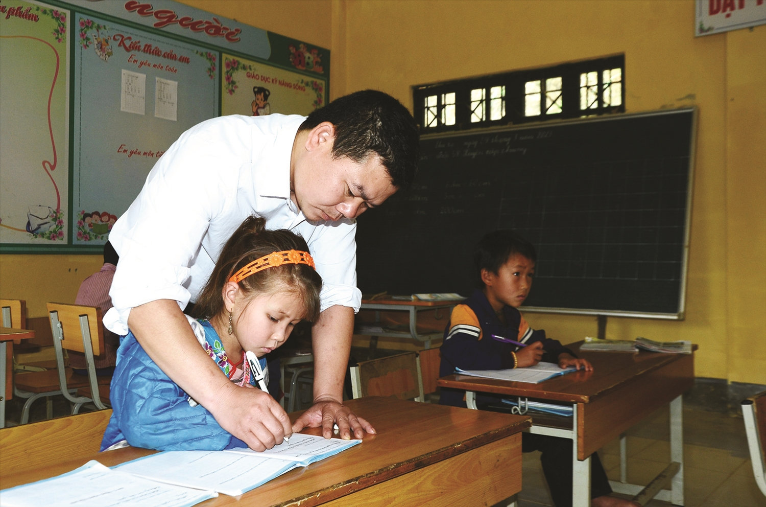 Giáo viên Trường PTDTBT Tiểu học - THCS Tênh Phông luyện chữ cho học sinh. Giáo viên Trường PTDTBT Tiểu học - THCS Tênh Phông luyện chữ cho học sinh.