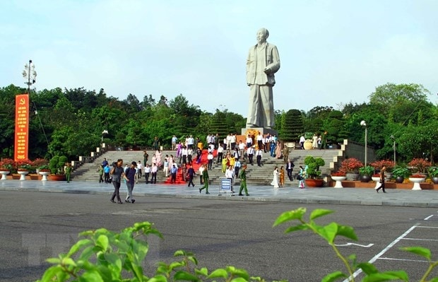 Quảng trường Hồ Chí Minh và Tượng đài Bác Hồ tại thành phố Vinh (Nghệ An). (Ảnh: Tá Chuyên/TTXVN)