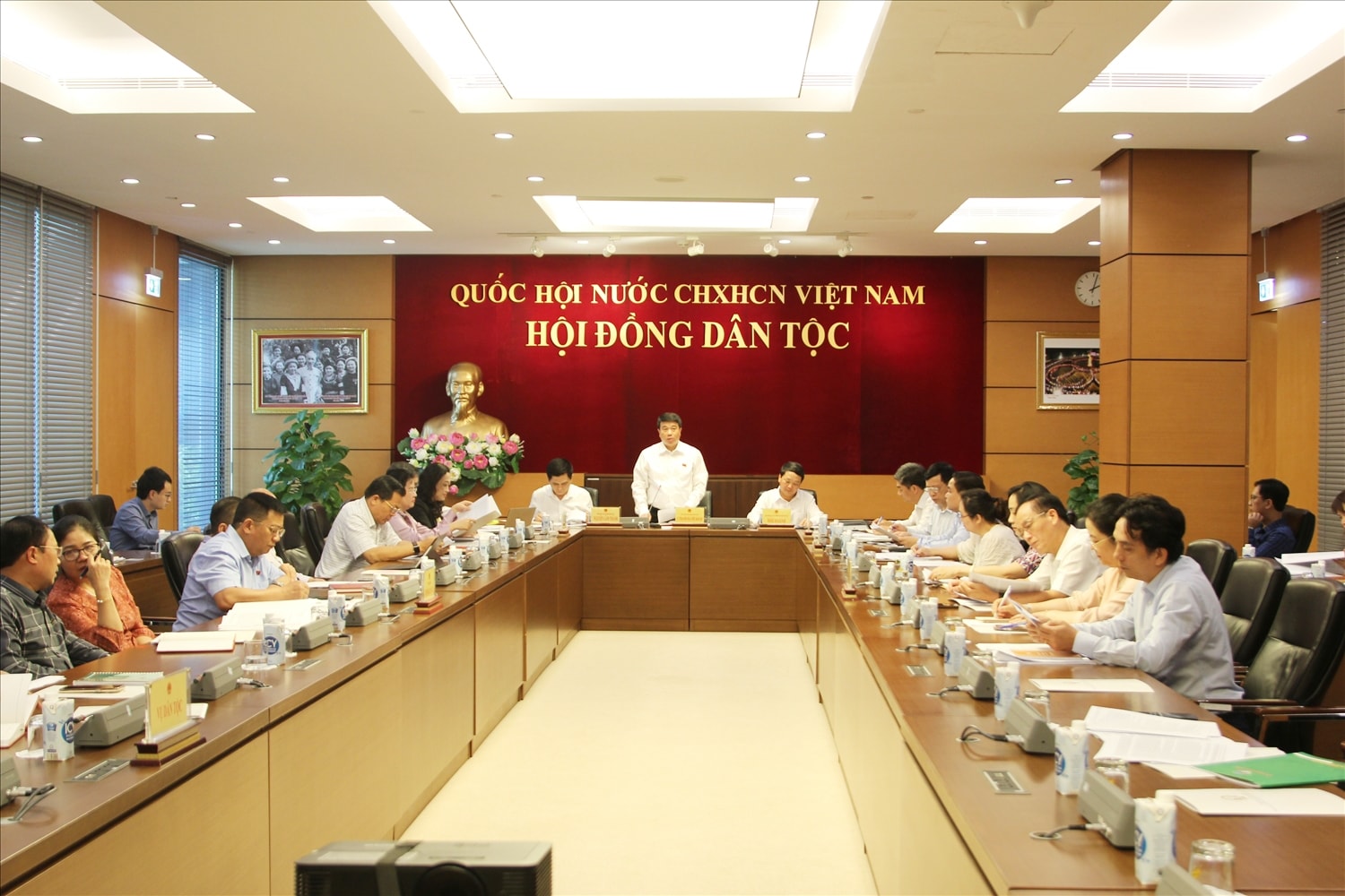Quang cảnh phiên họp