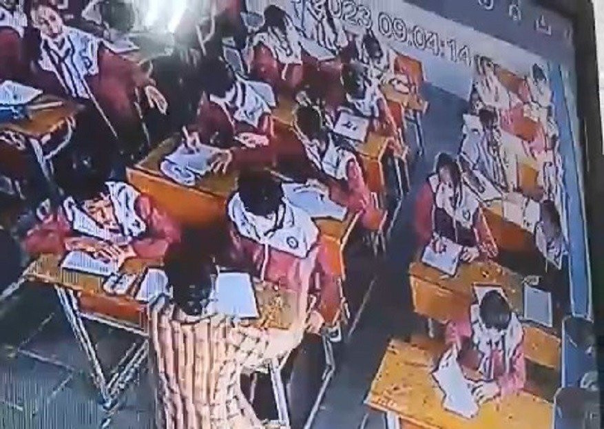 Cô giáo có hành vi tát học sinh trong giờ kiểm tra (ảnh từ camera)