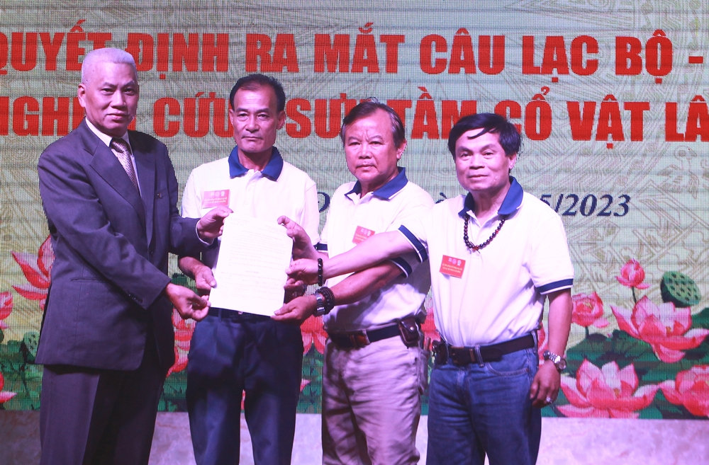 Trao quyết định thành lập CLB Unesco Nghiên cứu – Sưu tầm cổ vật Lâm Đồng