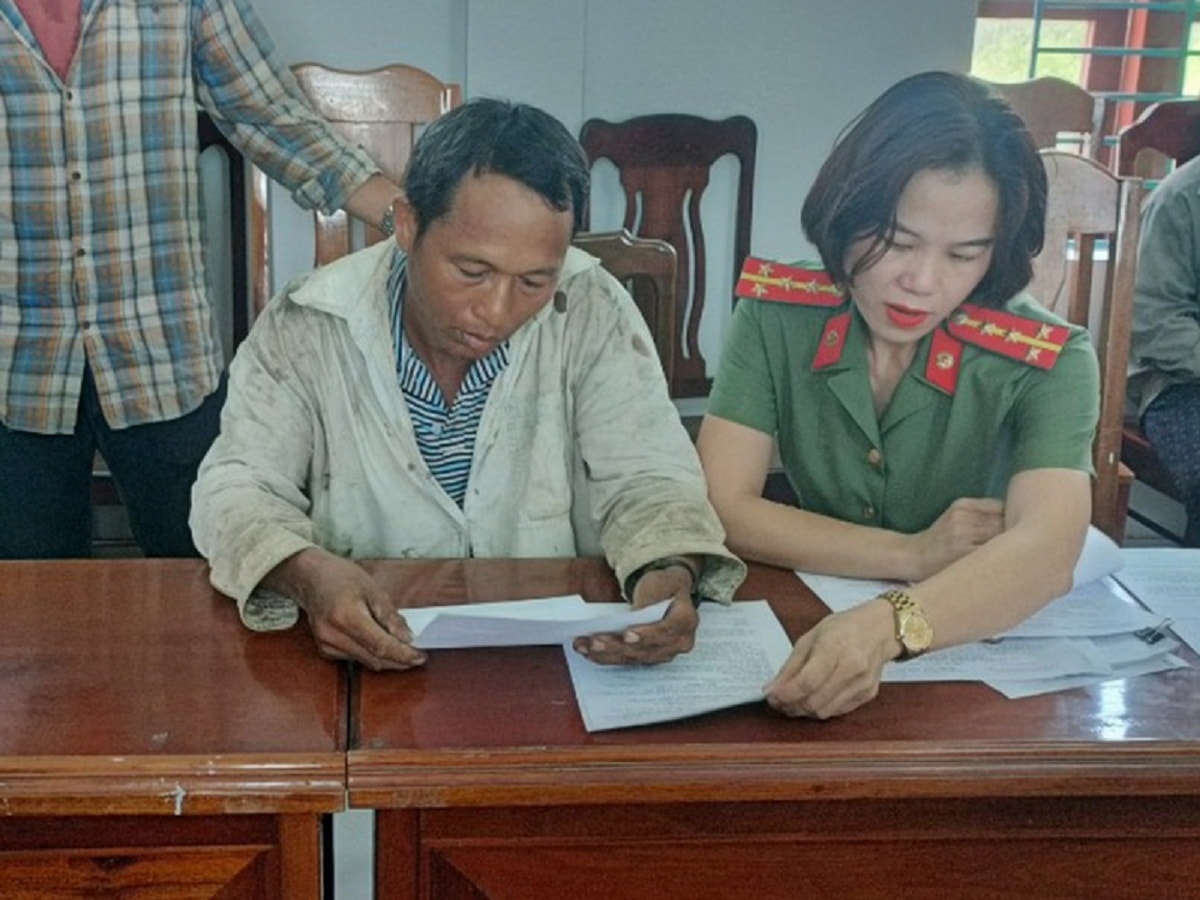 Nay Y BLang đọc lại biên bản tống đạt quyết định khởi tố bị can và lệnh tạm giam (ảnh, Công an Phú Yên cung cấp)