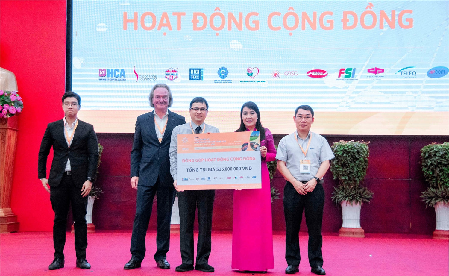 Ông Lâm Nguyễn Hải Long, Chủ tịch Hội Tin học TPHCM trao bảng biểu trưng quà tặng là học bổng và đồ dùng học tập cho các em học sinh với cho Bà Nguyễn Hoài Thúy Hằng, Giám đốc Sở Giáo dục và Đào tạo tỉnh Hậu Giang tiếp nhận.