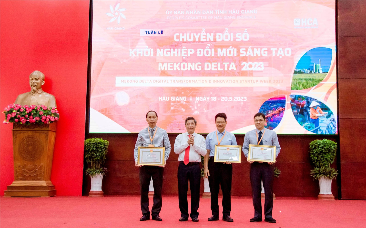 Ông Đồng Văn Thanh, Chủ tịch UBND tỉnh Hậu Giang trao Bằng khen của UBND tỉnh cho các tập thể, cá nhân trong công tác hoạt động xã hội, cộng đồng tại tỉnh Hậu Giang năm 2022.