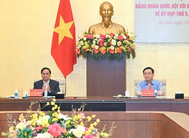 Thủ tướng Phạm Minh Chính và Chủ tịch Quốc hội Vương Đình Huệ đồng chủ trì hội nghị giữa Đảng đoàn Quốc hội và Ban cán sự Đảng Chính phủ về kỳ họp thứ 5, Quốc hội Khoá XV - Ảnh: VGP/Nhật Bắc