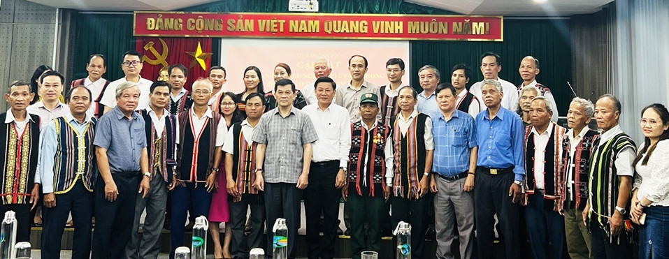 Đoàn đại biểu Người có uy tín tỉnh Quảng Nam chụp ảnh kỷ niệm với lãnh đạo UBDT Đoàn đại biểu Người có uy tín tỉnh Quảng Nam chụp ảnh kỷ niệm với lãnh đạo UBDT
