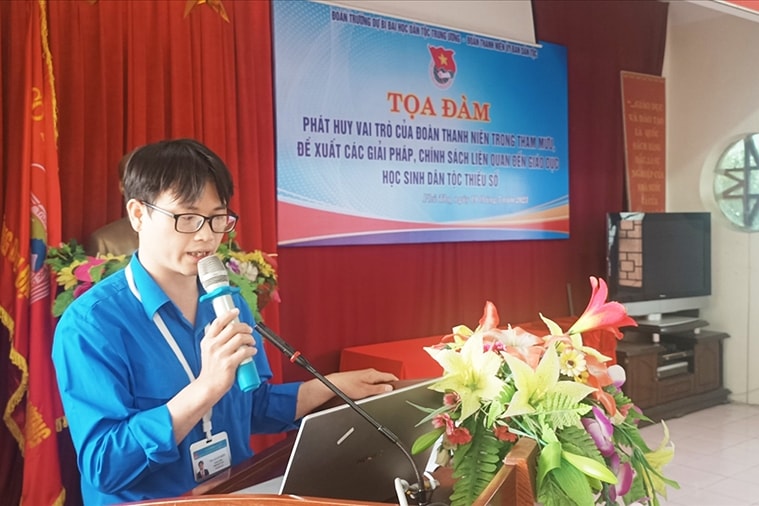 Ts. Lê Sỹ Điền - Ủy viên Ban Chấp hành Đoàn Trường Dự bị Đại học Dân tộc Trung ương phát biểu tham luận 