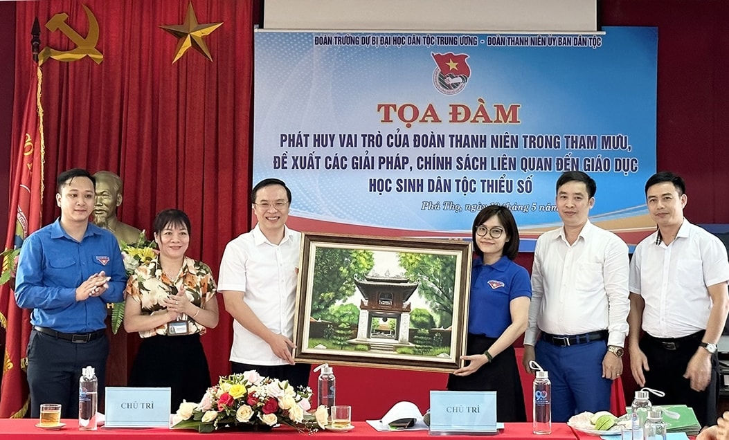 Đoàn Thanh niên Cơ quan Ủy ban Dân tộc tặng quà lưu niệm cho Nhà trường