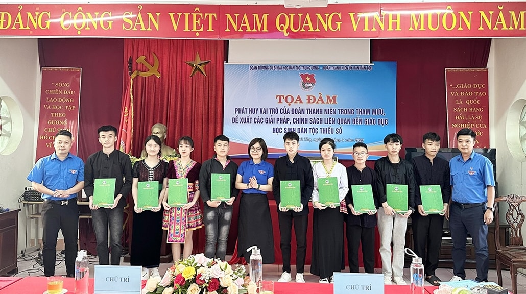 Ban Chấp hành ĐTN Ủy ban Dân tộc trao quà cho các em học sinh có thành tích xuất sắc trong học tập