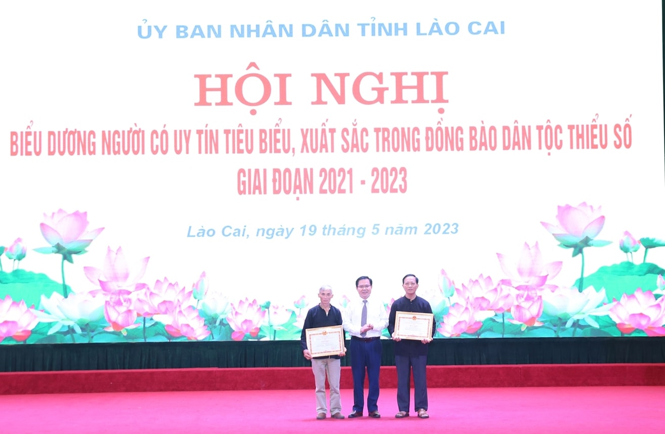 Trao Bằng khen của Bộ trưởng, Chủ nhiệm Ủy ban Dân tộc cho các cá  nhân tiêu biểu