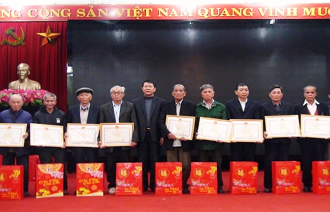 Lãnh đạo huyện Yên Thế khen thưởng và tặng quà Tết cho Người có uy tín của huyện. (Ảnh TL)