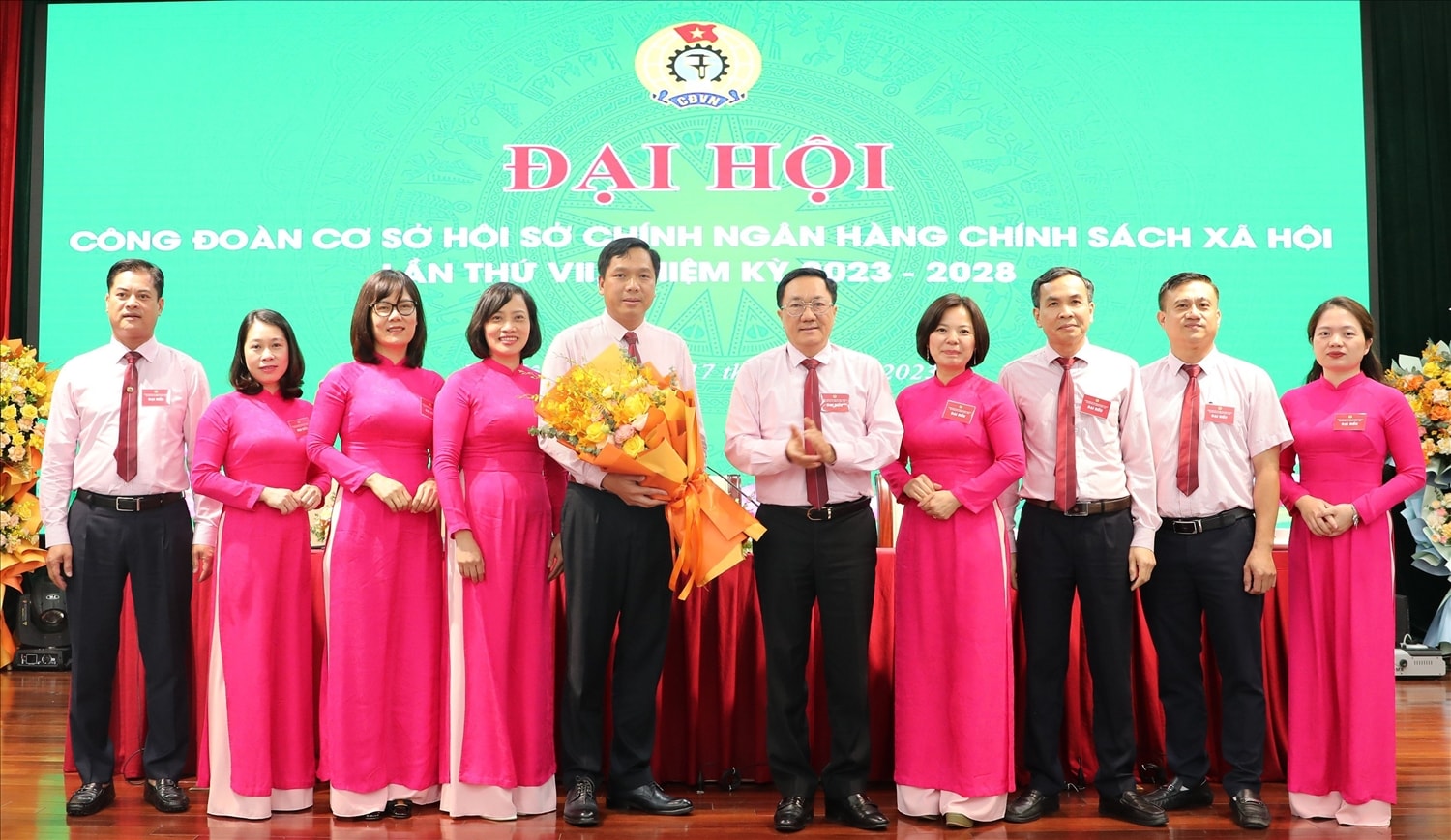 Lãnh đạo Ngân hàng CSXH chúc mừng BCH Công đoàn cơ sở Hội sở chính nhiệm kỳ 2023 - 2028