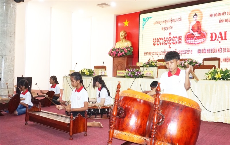 Con em đồng bào dân tộc Khmer được chăm lo, truyền dạy để tiếp tục giữ gìn văn hóa truyền thống dân tộc Con em đồng bào dân tộc Khmer được chăm lo, truyền dạy để tiếp tục giữ gìn văn hóa truyền thống dân tộc