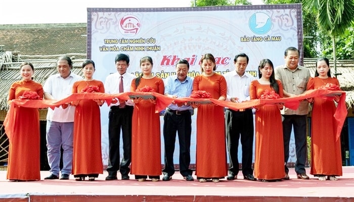 Các đại biểu thực hiện nghi thức cắt băng khai mạc trưng bày ''Di sản văn hóa Chăm Ninh Thuận''. Các đại biểu thực hiện nghi thức cắt băng khai mạc trưng bày ''Di sản văn hóa Chăm Ninh Thuận''.