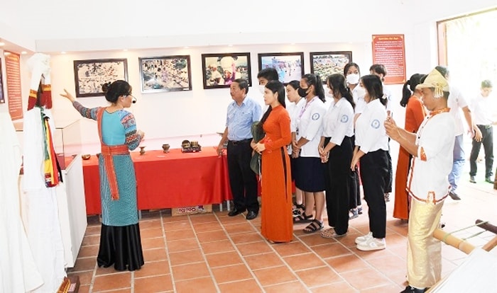 Đại biểu tham quan khu trưng bày ''Di sản văn hóa Chăm Ninh Thuận'' Đại biểu tham quan khu trưng bày ''Di sản văn hóa Chăm Ninh Thuận''