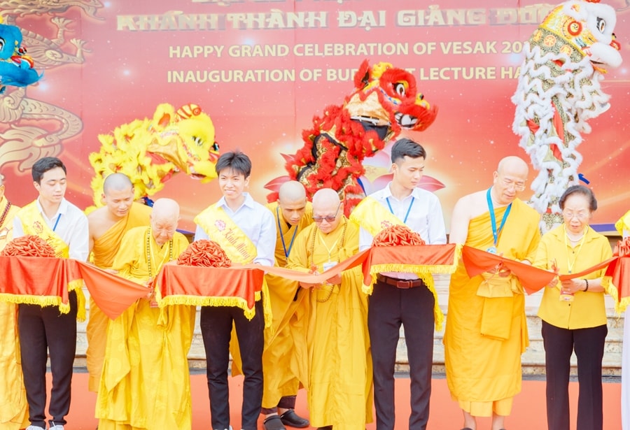 Đại lễ Phật đản Chùa Ba Vàng và khánh thành tòa Đại giảng đường trên núi lớn nhất thế giới 