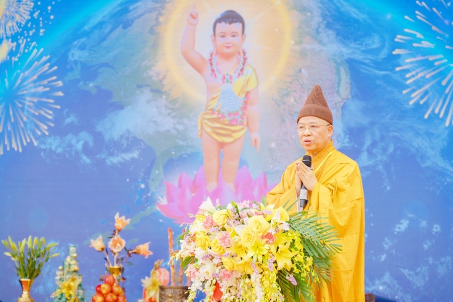 Hòa thượng Thích Thanh Quyết - Phó Chủ tịch Hội đồng Trị sự, Trưởng Ban Giáo dục Phật giáo Trung ương tuyên đọc Diễn văn Đại lễ Phật đản của Hòa thượng Chủ tịch Hội đồng Trị sự GHPG Việt Nam