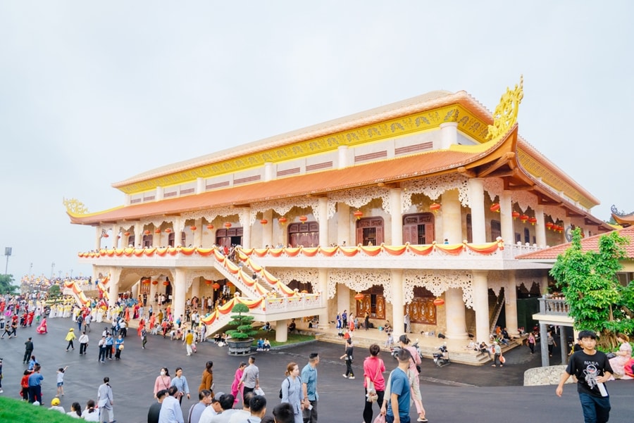 Tòa Đại giảng đường Chùa Ba Vàng