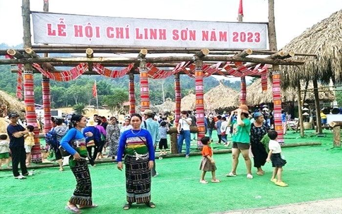 Huyện Lang Chánh (Thanh Hóa) những ngày này đang trong dịp Lễ hội Chí Linh Sơn Huyện Lang Chánh (Thanh Hóa) những ngày này đang trong dịp Lễ hội Chí Linh Sơn
