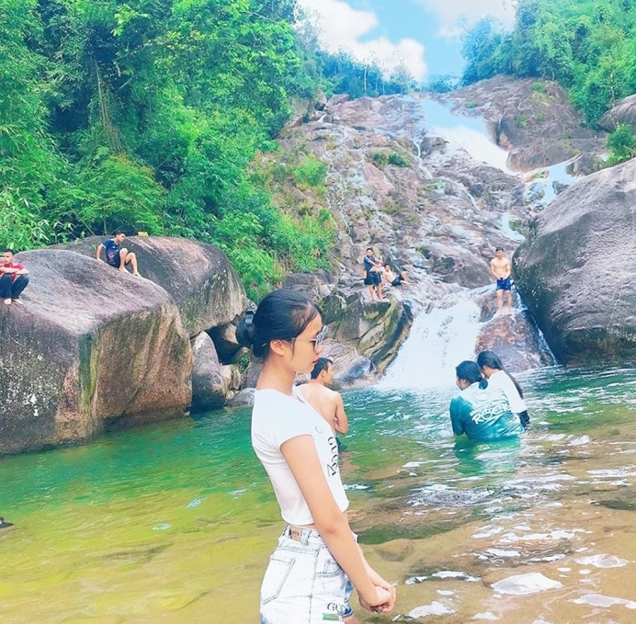 Đến với thác Ma Hao, du khách thể hòa mình vào dòng nước mát lạnh và tận hưởng bầu không khí trong lành của núi rừng Đến với thác Ma Hao, du khách thể hòa mình vào dòng nước mát lạnh và tận hưởng bầu không khí trong lành của núi rừng