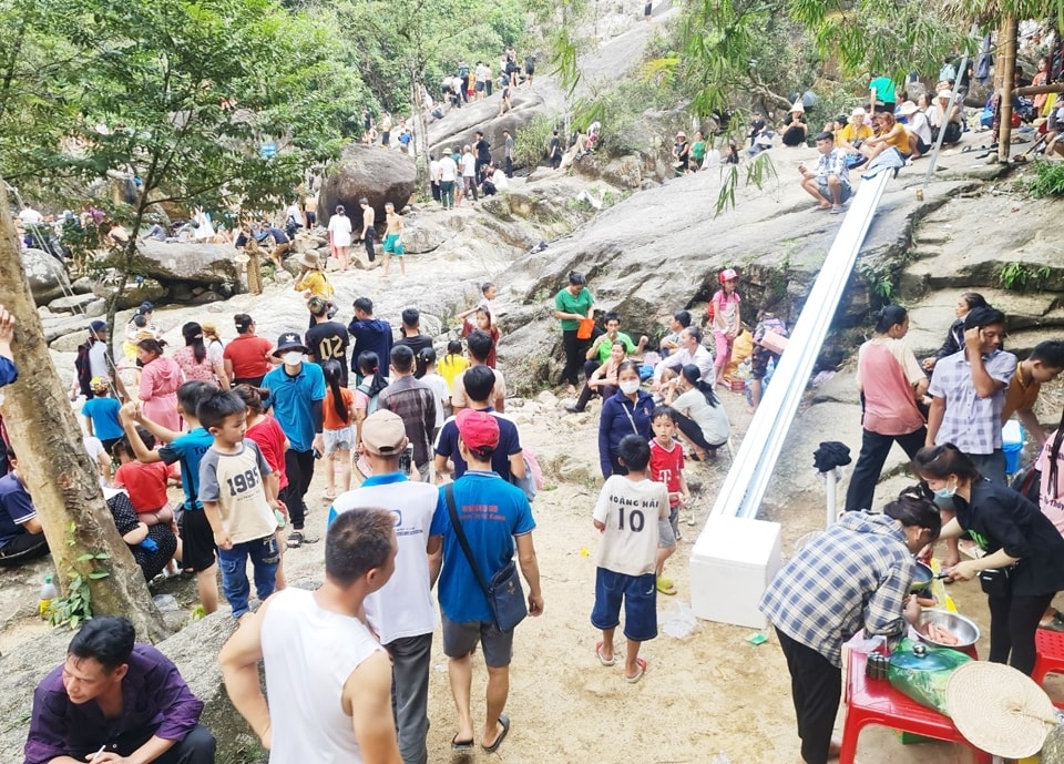 Trong 2 ngày diễn ra Lễ hội, hàng ngàn lượt người cũng đến trải nghiện tại thác Ma Hao Trong 2 ngày diễn ra Lễ hội, hàng ngàn lượt người cũng đến trải nghiện tại thác Ma Hao
