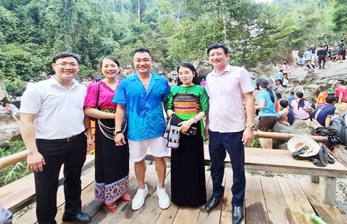 Du khách chụp ảnh lưu niệm tại thác Ma Hao Du khách chụp ảnh lưu niệm tại thác Ma Hao