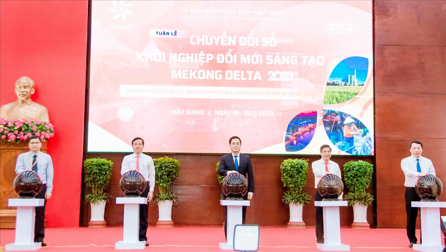 Lãnh đạo Bộ Thông tin và Truyền thông, Bộ Khoa học và Công nghệ và lãnh đạo Tỉnh ủy, UBND tỉnh Hậu Giang  thực hiện nghi thức khai mạc Tuần lễ Chuyển đổi số và Khởi nghiệp đổi mới sáng tạo - Mekong Delta 2023