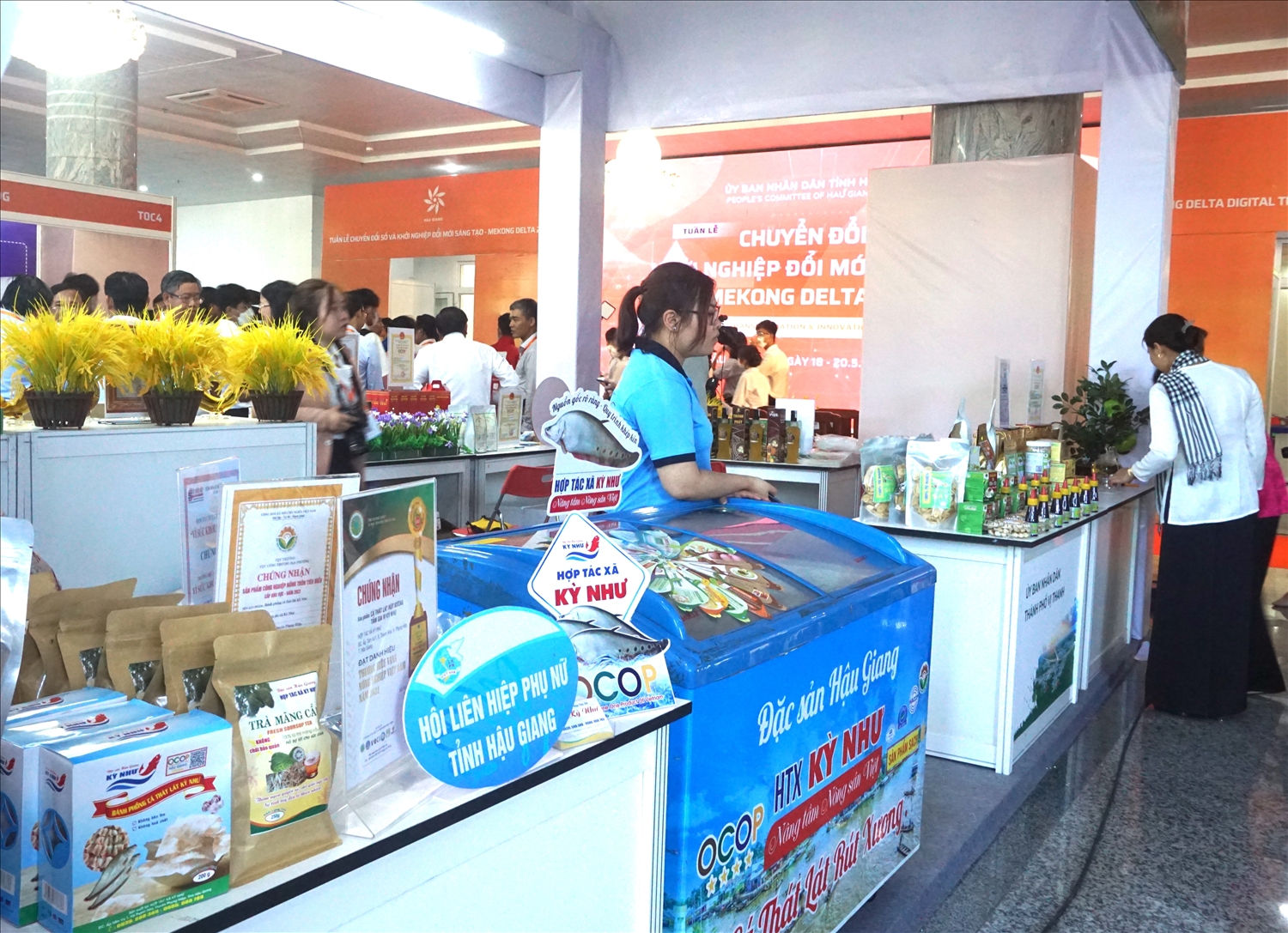 Phong phú sản phẩm công nghệ cao được trưng bày tại Tuần lễ chuyển đổi số