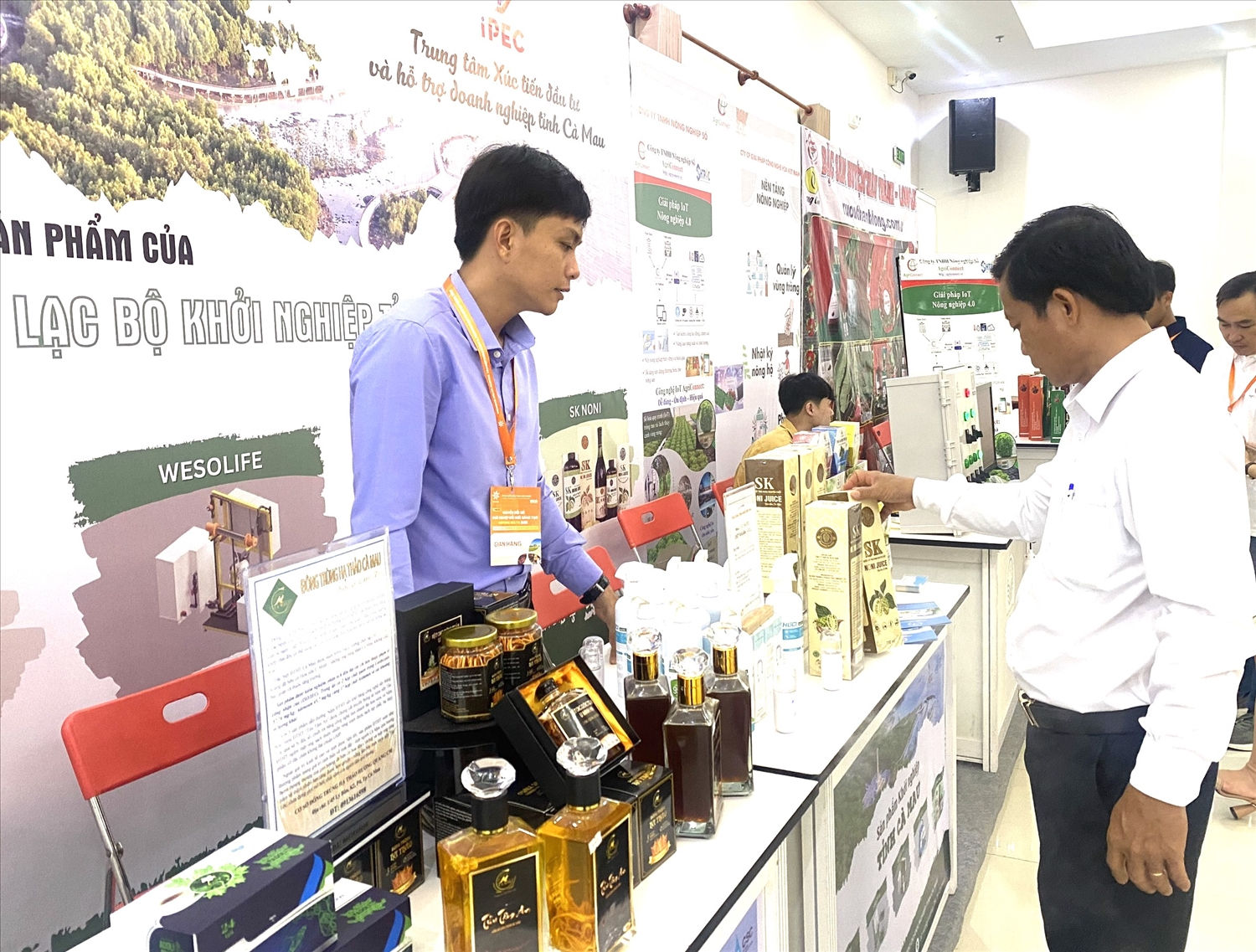 Sàn phẩm si rô trái nhào tươi, của Câu lạc bộ khởi nghiệp được du khách ưu chuộng chọn làm quà  tặng 