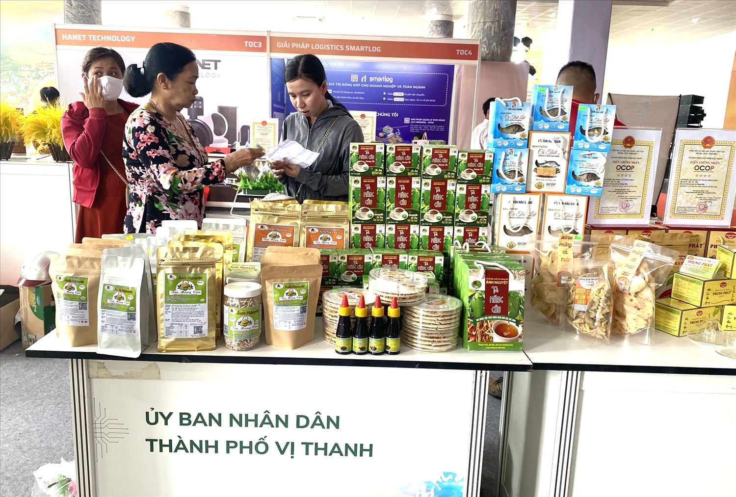 Nhiều khách tham quan, mong muốn được mua hàng trưng bầy mang về làm quà tặng 