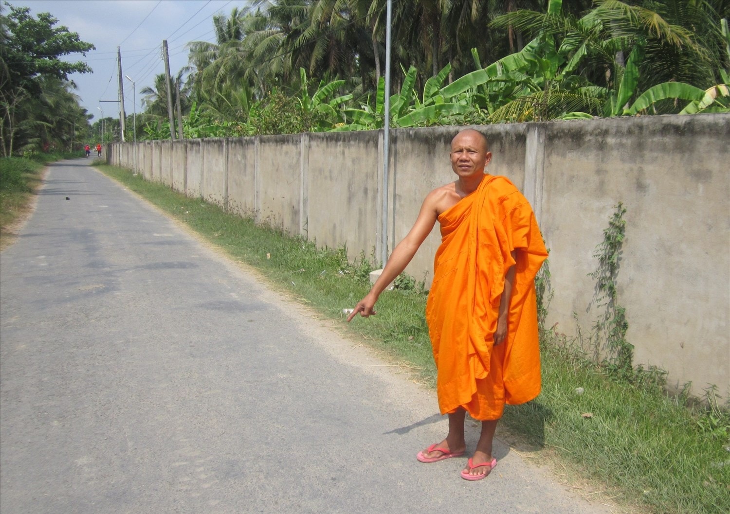 Thượng tọa Thạch Thưa bên con đường nhựa ấp Ðại Trường, xã Phú Cần (huyện Tiểu Cần) mà Sư cả cùng với chính quyền vận động phật tử, bổn sóc sống ven tuyến lộ này hiến đất, cây ăn trái, hoa màu, vật kiến trúc khác để xây dựng công trình được khang trang sạch đẹp như hiện nay