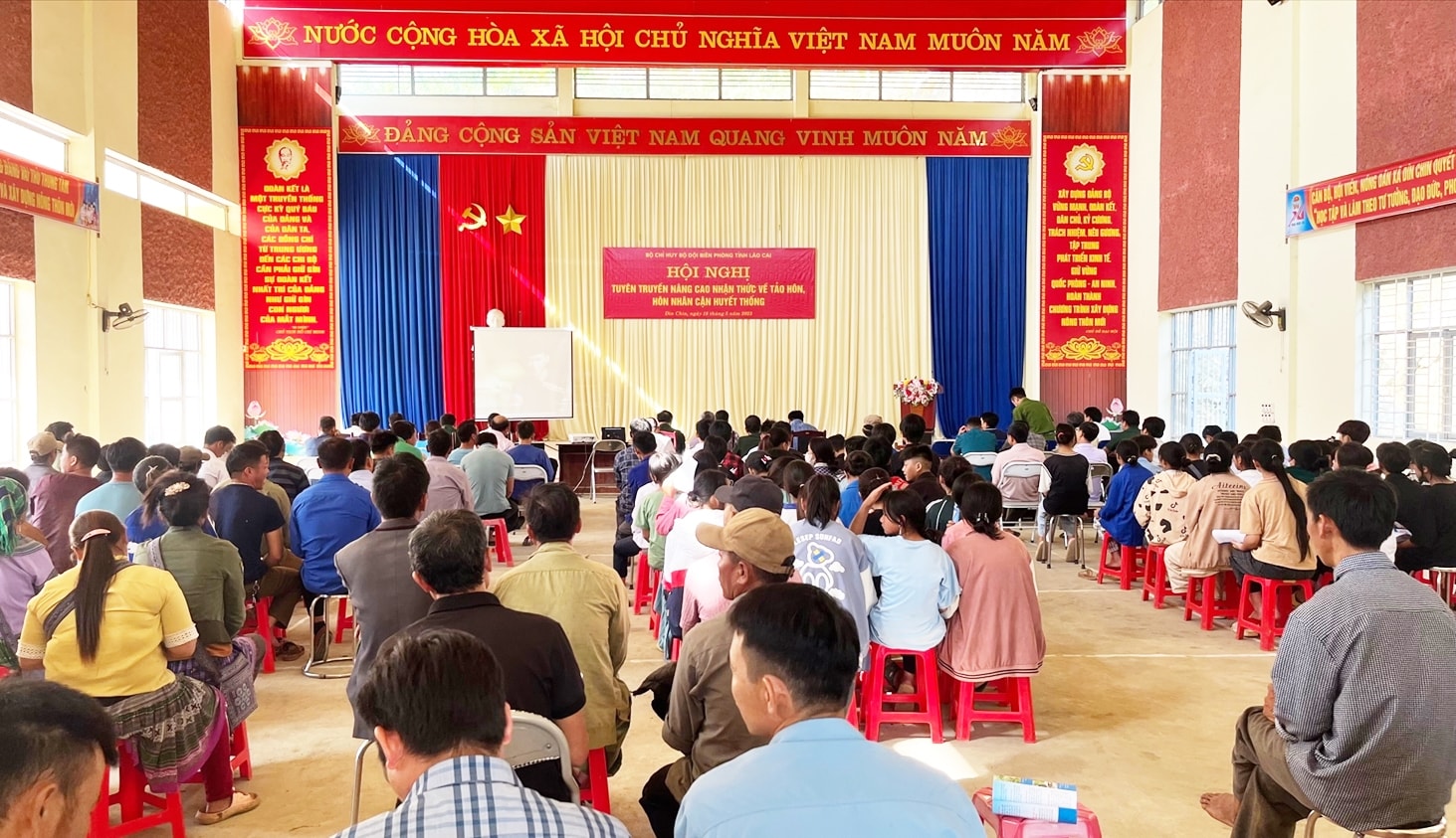 Các buổi tuyên truyền đã thu hút đông đảo người dân, học sinh của các trường học đến nghe và tìm hiểu thông tin Các buổi tuyên truyền đã thu hút đông đảo người dân, học sinh của các trường học đến nghe và tìm hiểu thông tin