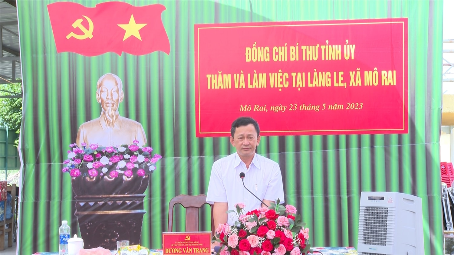 Ủy viên Trung ương Đảng, Bí thư Tỉnh ủy, Chủ tịch HĐND tỉnh Kon Tum Dương Văn Trang trao đổi với Nhân dân làng Le Ủy viên Trung ương Đảng, Bí thư Tỉnh ủy, Chủ tịch HĐND tỉnh Kon Tum Dương Văn Trang trao đổi với Nhân dân làng Le