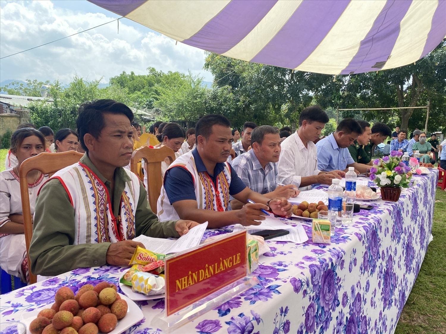 Đồng bào Rơ Măm tham dự buổi làm việc với Ủy viên Trung ương Đảng, Bí thư Tỉnh ủy, Chủ tịch HĐND tỉnh Kon Tum Dương Văn Tran Đồng bào Rơ Măm tham dự buổi làm việc với Ủy viên Trung ương Đảng, Bí thư Tỉnh ủy, Chủ tịch HĐND tỉnh Kon Tum Dương Văn Tran
