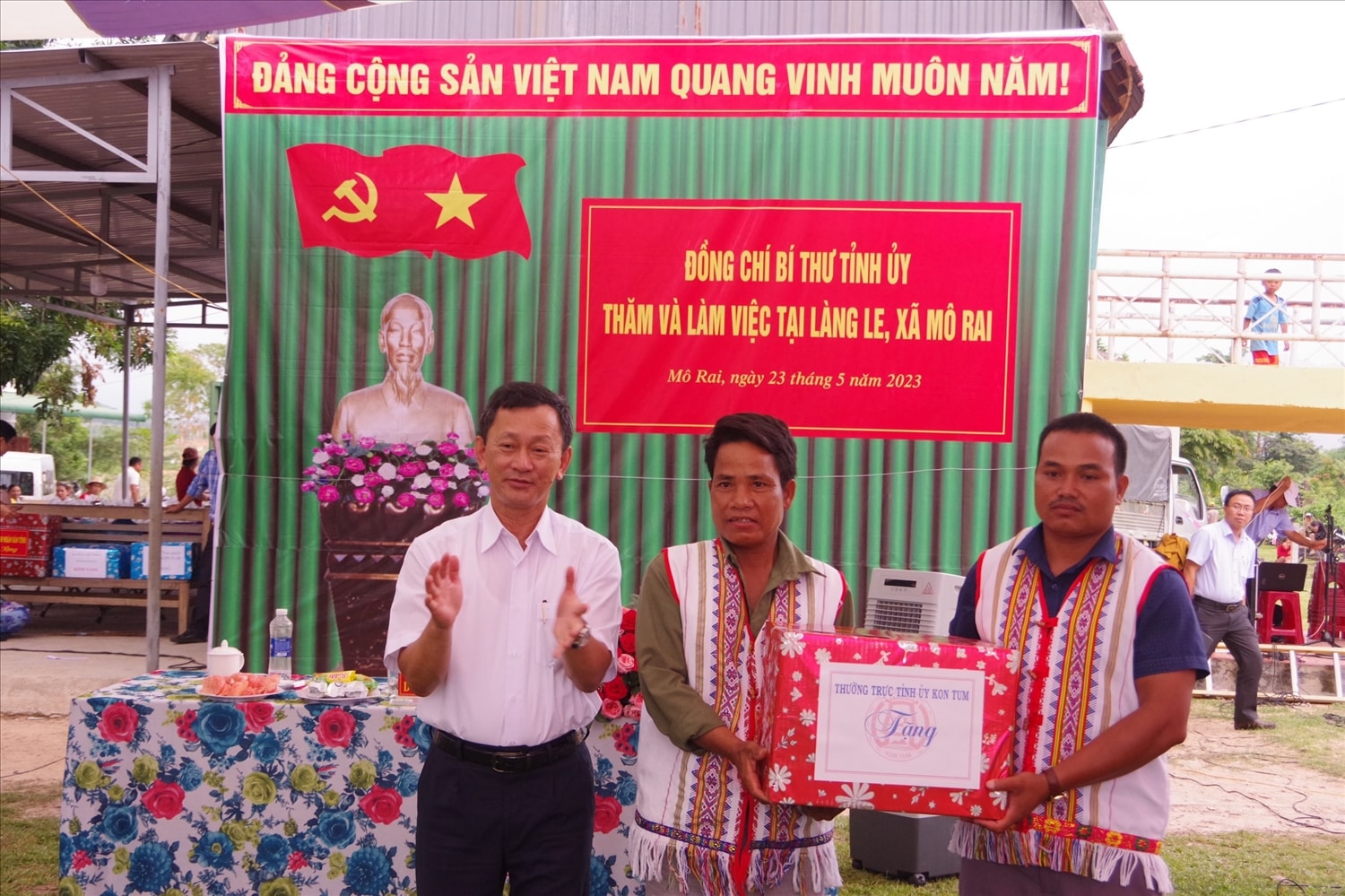 Ủy viên Trung ương Đảng, Bí thư Tỉnh ủy, Chủ tịch HĐND tỉnh Kon Tum Dương Văn Trang tặng quà Nhân dân làng Le Ủy viên Trung ương Đảng, Bí thư Tỉnh ủy, Chủ tịch HĐND tỉnh Kon Tum Dương Văn Trang tặng quà Nhân dân làng Le