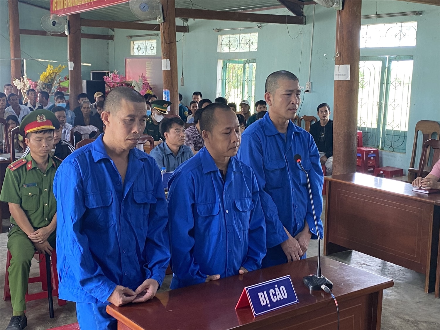 Từ trái qua phải bị cáo Đỗ Văn Long, Lê Văn Thọ, Lê Tiến Thụ