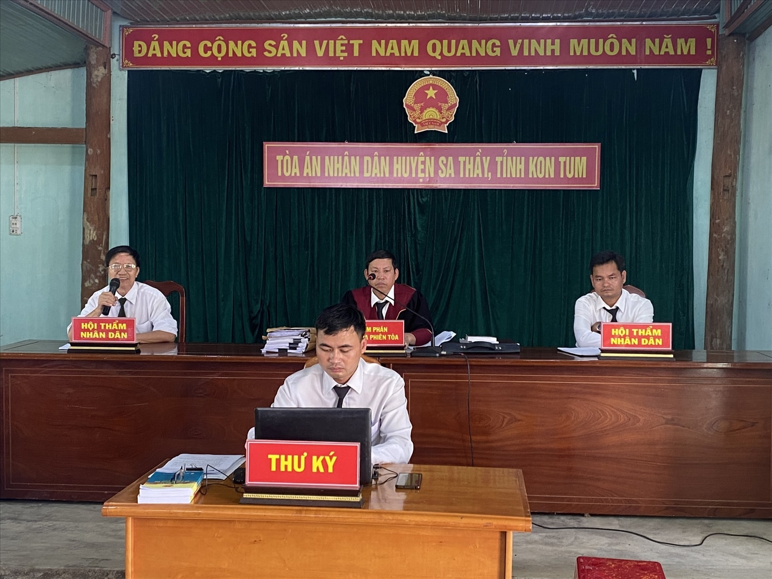 Hội đồng xét xử Tòa án nhân dân huyện Sa Thầy xét hỏi các bị cáo