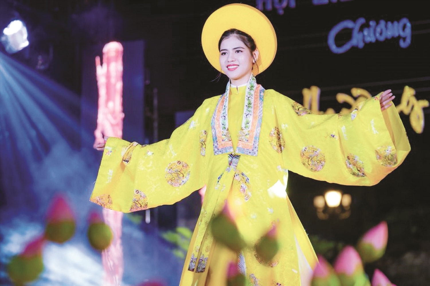 Áo dài là một di sản văn hóa đặc thù của Cố đô Huế, được hình thành,  phát triển, tồn tại suốt hơn 300 năm qua.